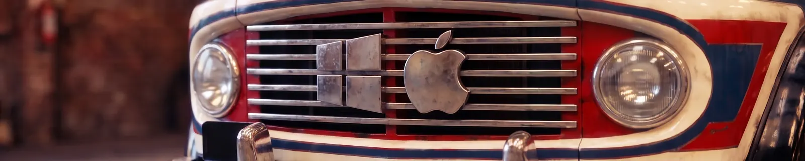 Parrilla de un colectivo con los logos de Windows y de Apple como emblemas de metal